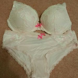 NWOT Victoria's Secret Bra 32D 5 Panties Sz S